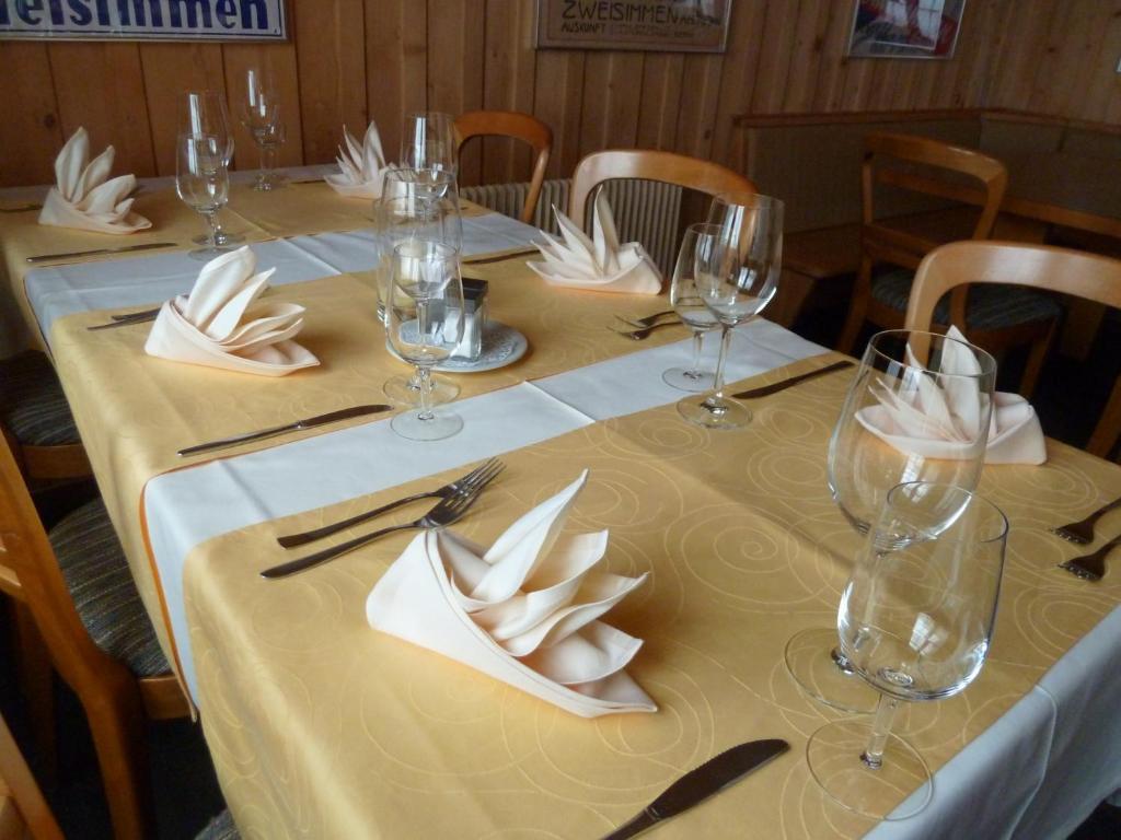 Hôtel Gasthof Derby à Zweisimmen Extérieur photo