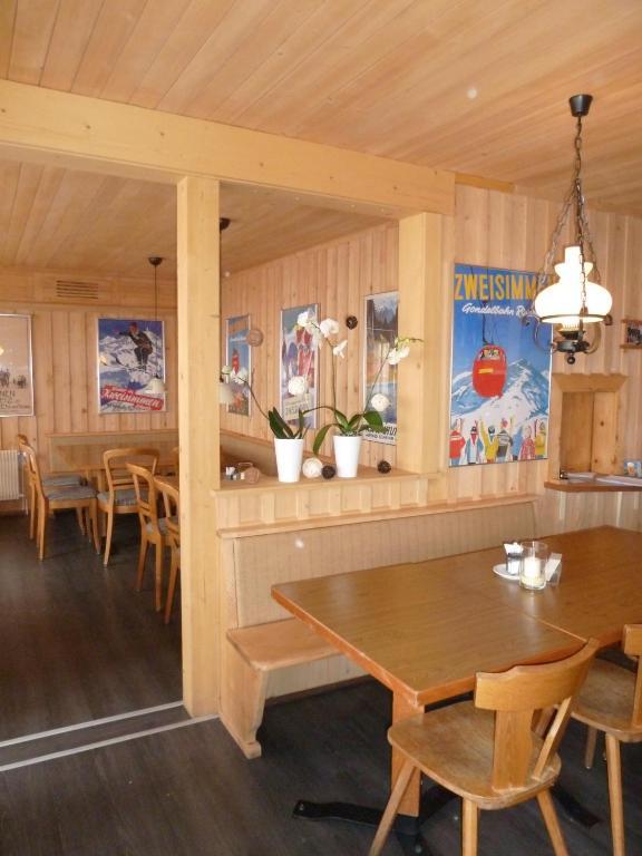 Hôtel Gasthof Derby à Zweisimmen Extérieur photo